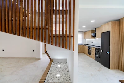 Salón con diseño de interiorismo cálido y moderno en Paterna