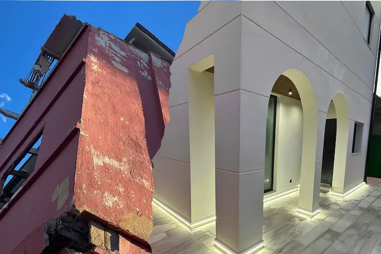Salón reformado con cocina abierta en una vivienda de La Canyada